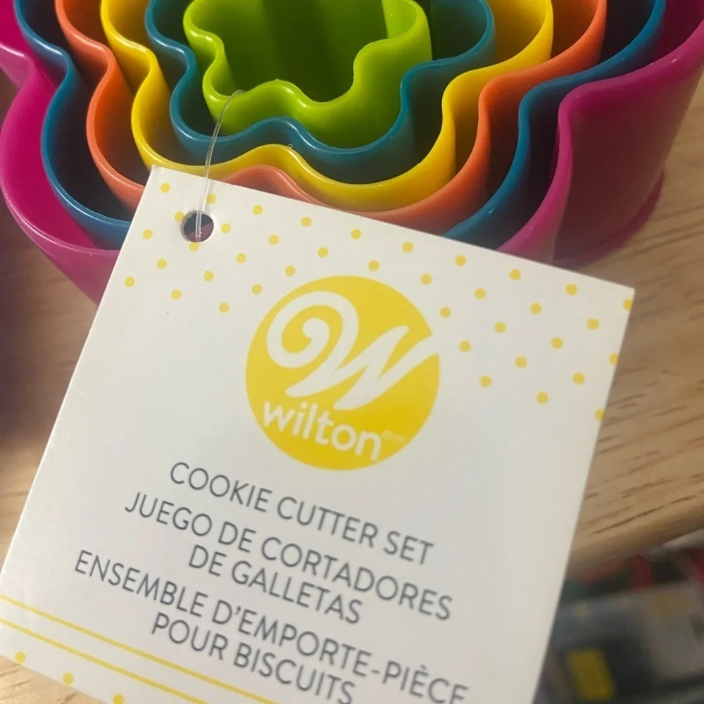 2/sets of Wilton cookie cutters T20